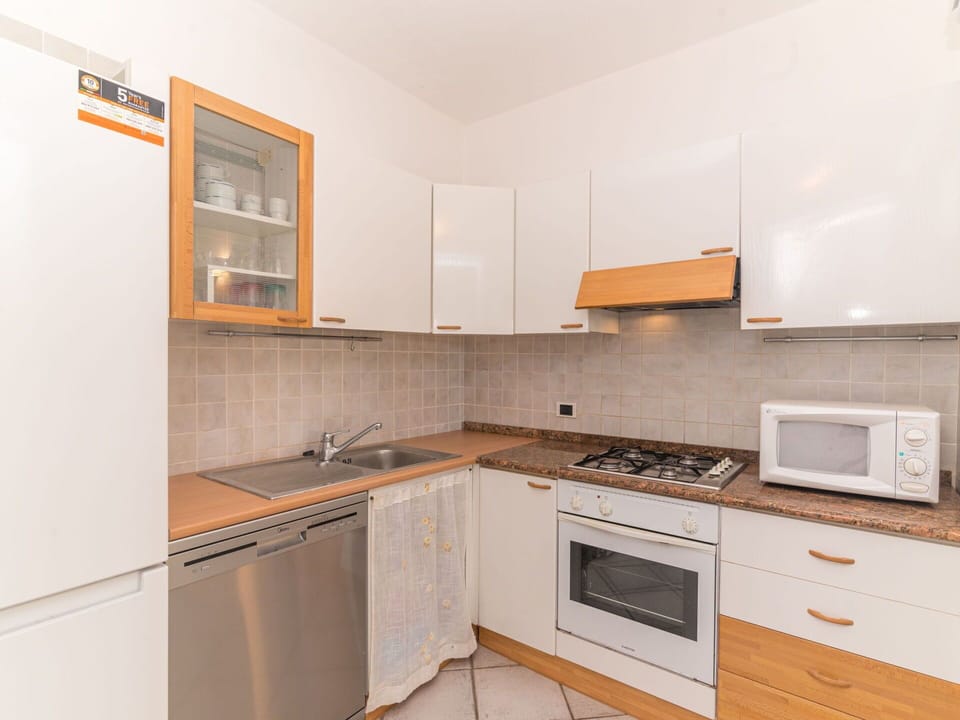 Cabinetry, Countertop, Property, Kitchen Stove, Kitchen, Kitchen Appliance, Building, Wood, Home Appliance, Sink