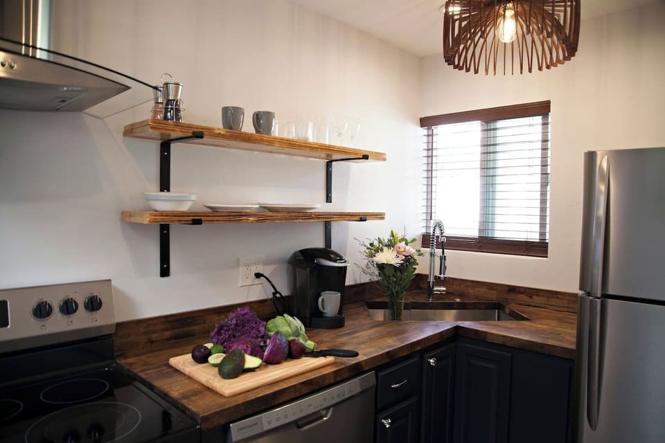 20. Well Appointed Kitchen with Full Size Stainless Steel Appliances.