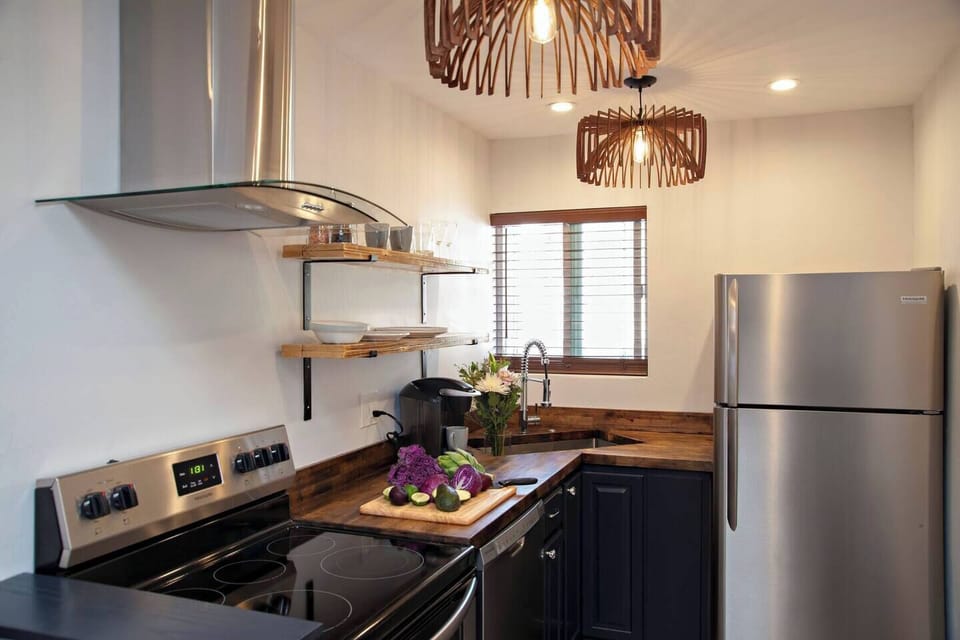19. A Beautiful Gallery Kitchen.