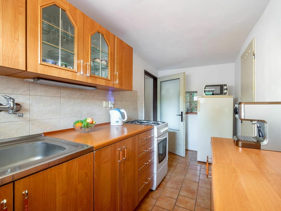 Cabinetry, Kitchen Sink, Property, Countertop, Furniture, Tap, Sink, Plumbing Fixture, Wood, Building