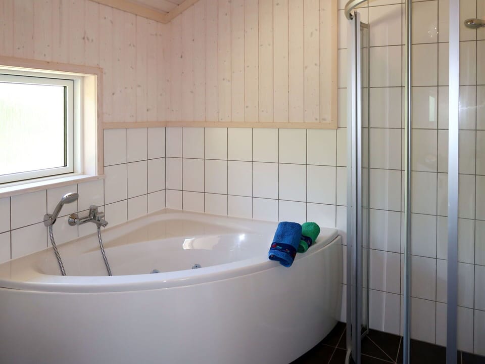 Bathroom, Property, Room, Tile, Bathtub, Tap, Wall, Interior Design, Floor, Architecture