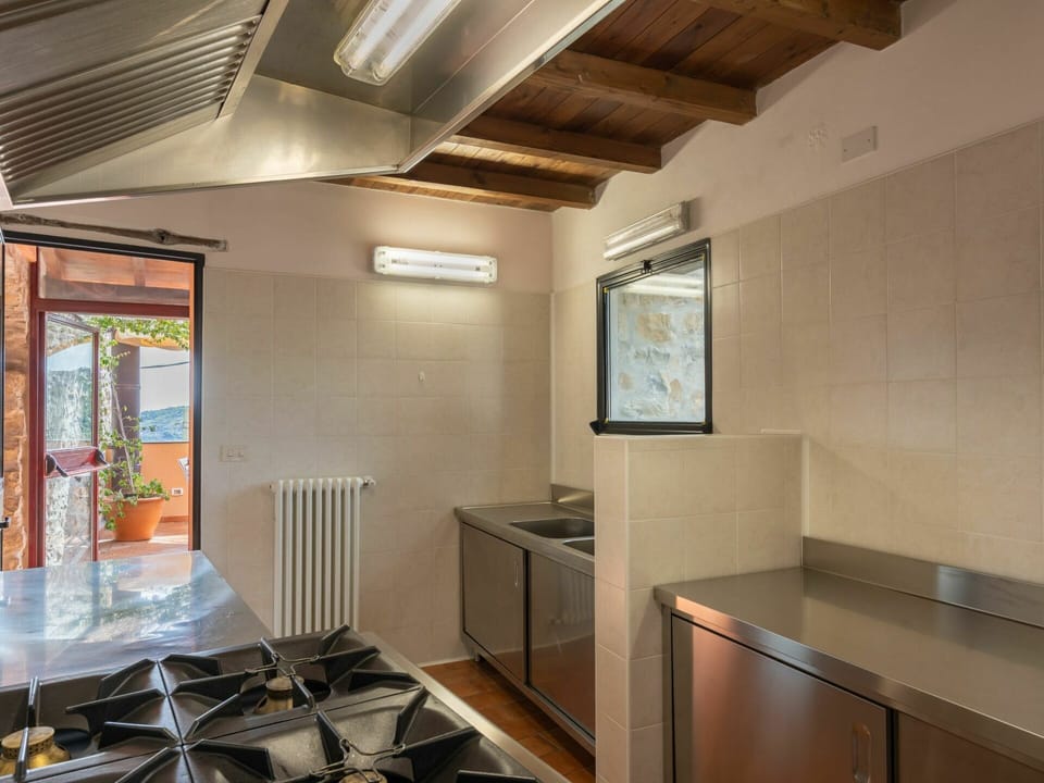 Property, Ceiling, Room, Building, Interior Design, Architecture, Floor, Furniture, Daylighting, Real Estate
