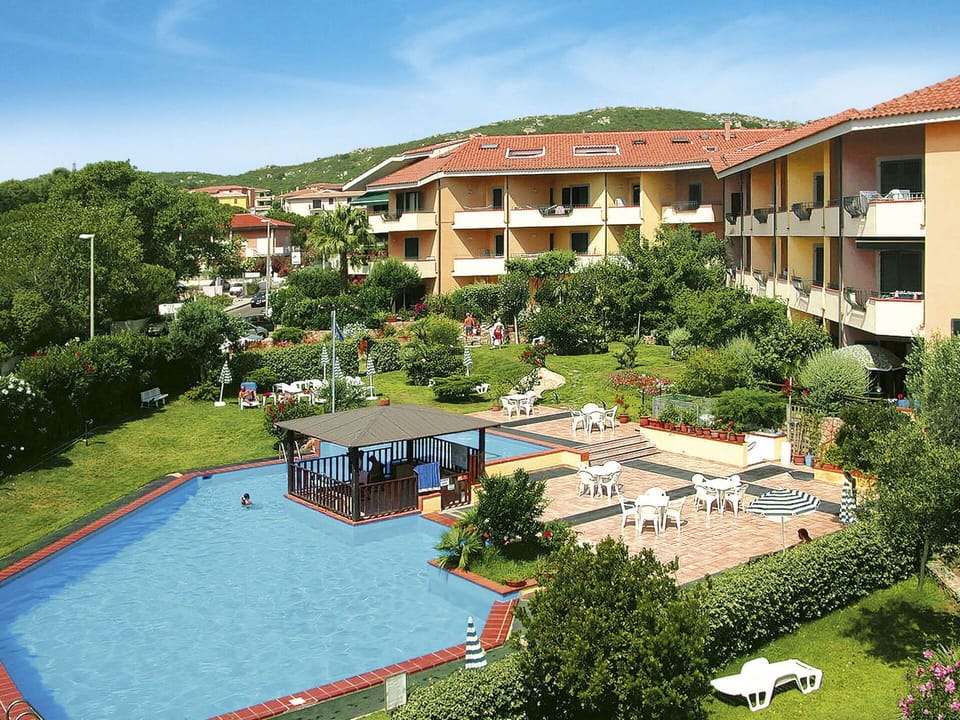 Sky, Plant, Building, Cloud, Property, Water, Window, Swimming Pool, Tree, House