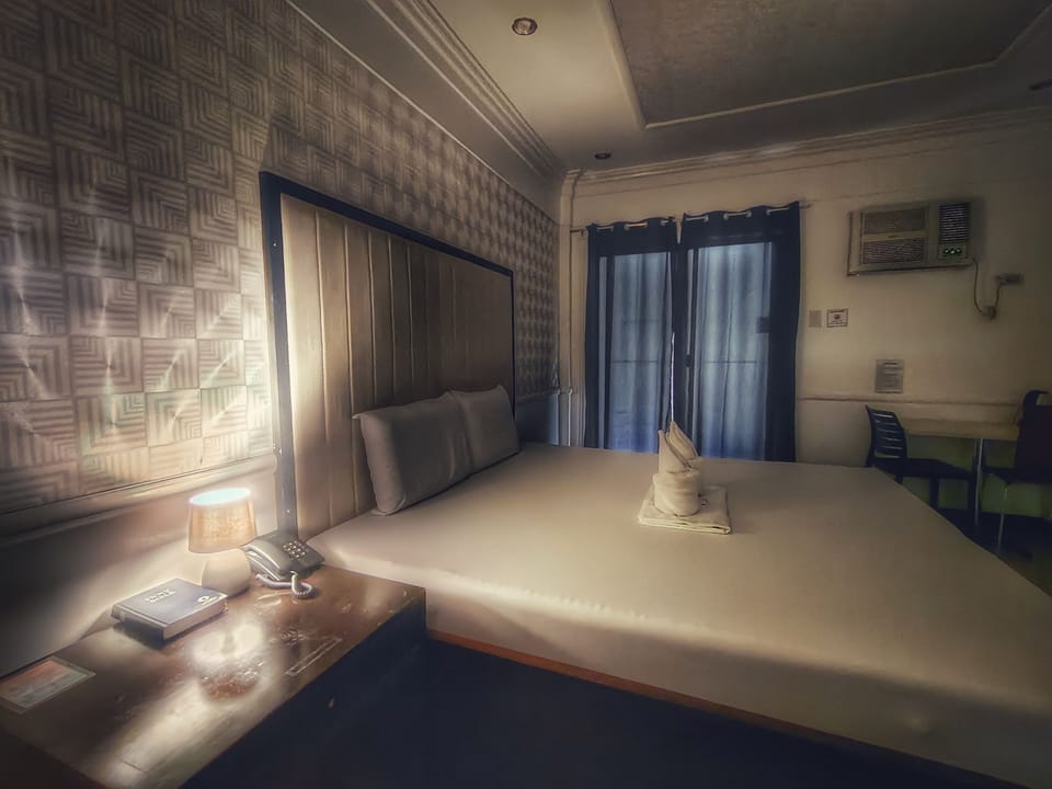 Basic Double Room | Hypo-allergenic bedding, in-room safe, desk, soundproofing