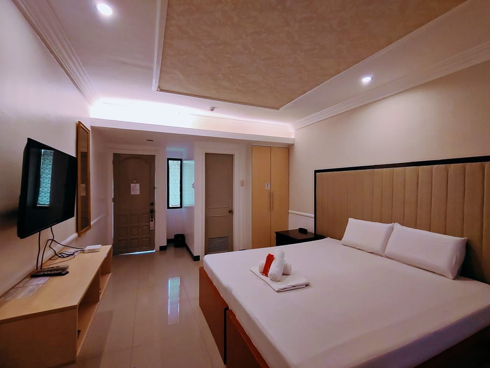 Basic Double Room | Hypo-allergenic bedding, in-room safe, desk, soundproofing