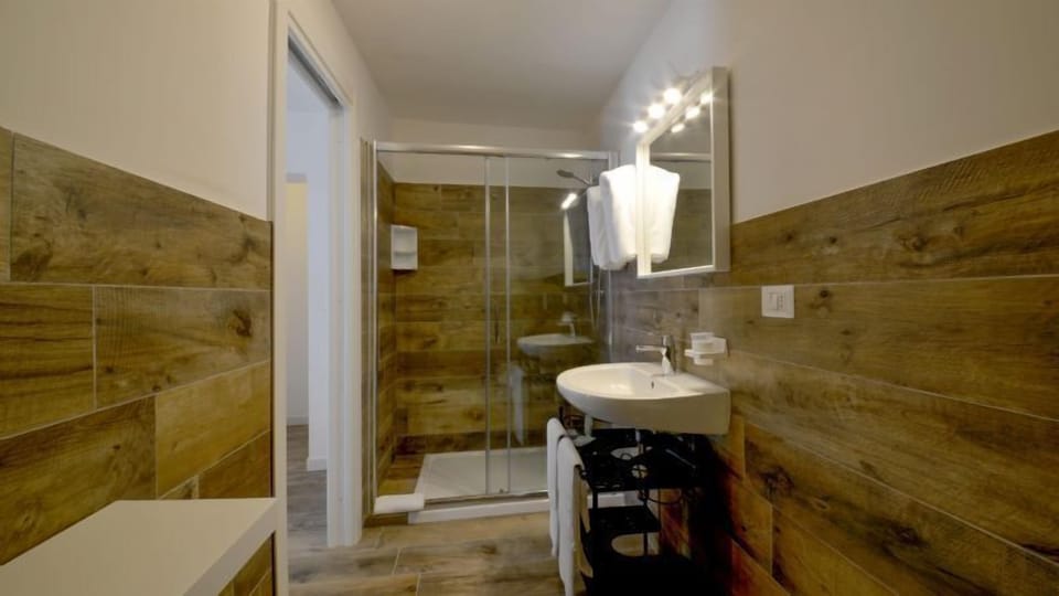 Double Room | Bathroom | Shower, free toiletries, hair dryer, bathrobes