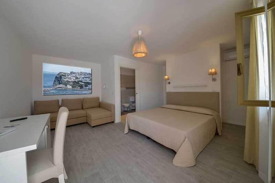 Triple Room | In-room safe, desk, blackout drapes, WiFi (free)