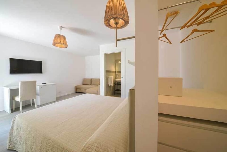 Quadruple Room | In-room safe, desk, blackout drapes, WiFi (free)