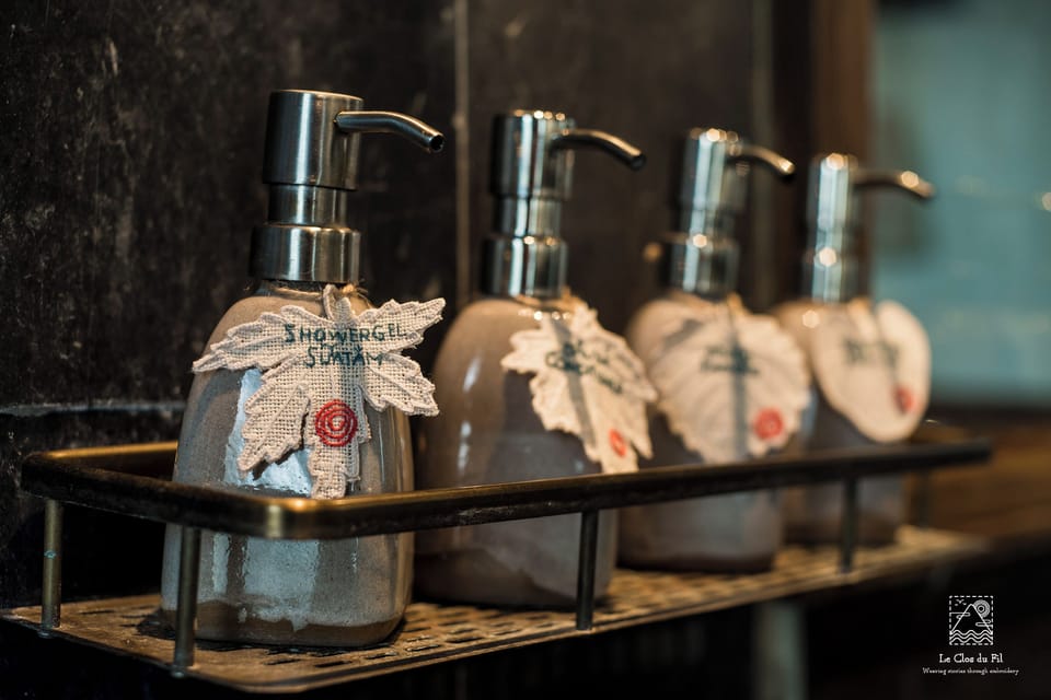 Deluxe Room | Bathroom | Shower, rainfall showerhead, free toiletries, hair dryer