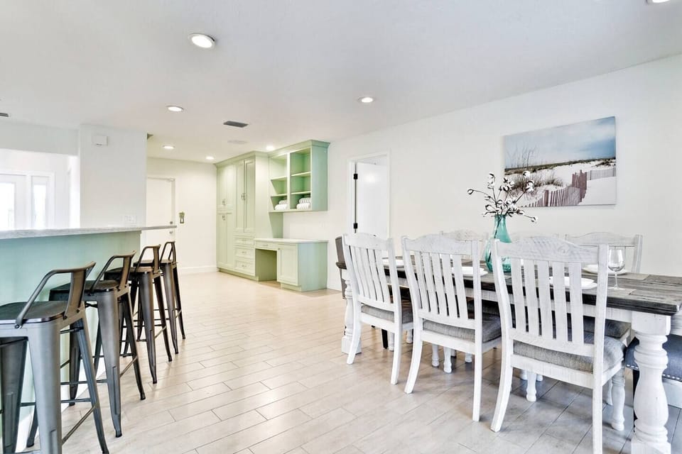Lots of seating available for those family meals! Eight seat dining table with 4 chairs at the counter.