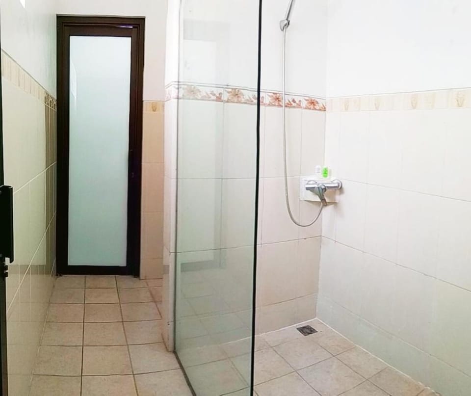 Superior Quadruple Room, Multiple Beds | Bathroom | Shower, free toiletries, towels