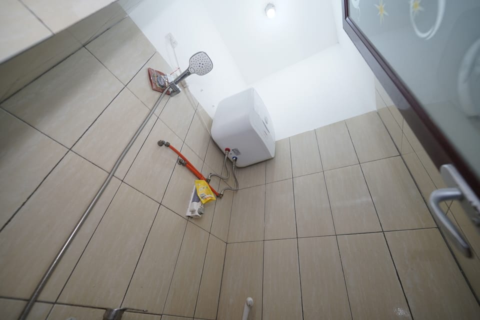 Superior Room | Bathroom | Shower, towels