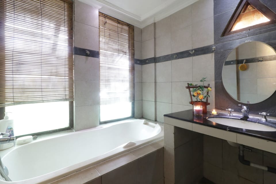 Deluxe Room, Balcony | Bathroom | Shower, slippers, towels