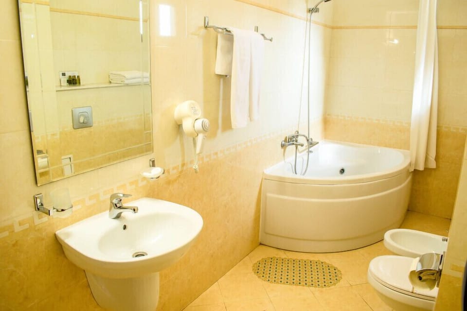 Superior Double Room | Bathroom | Jetted tub, free toiletries, hair dryer, bathrobes