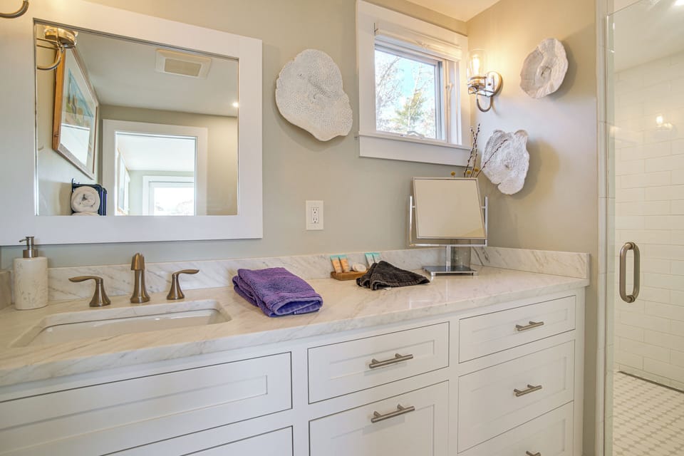 En-Suite Bathroom | Towels & Linens Provided | Main Floor