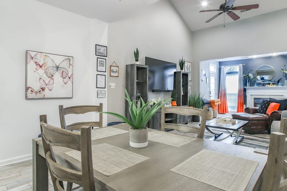 Dining Area | Dishes & Flatware Provided
