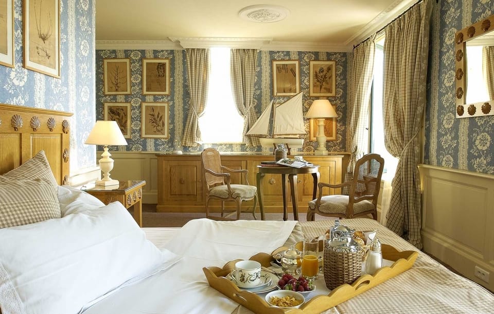 Superior Room, Sea View | Minibar, in-room safe, individually decorated, individually furnished