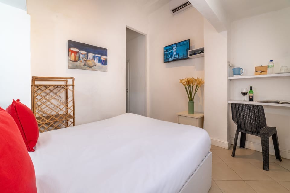 Standard Studio | In-room safe, desk, laptop workspace, blackout drapes