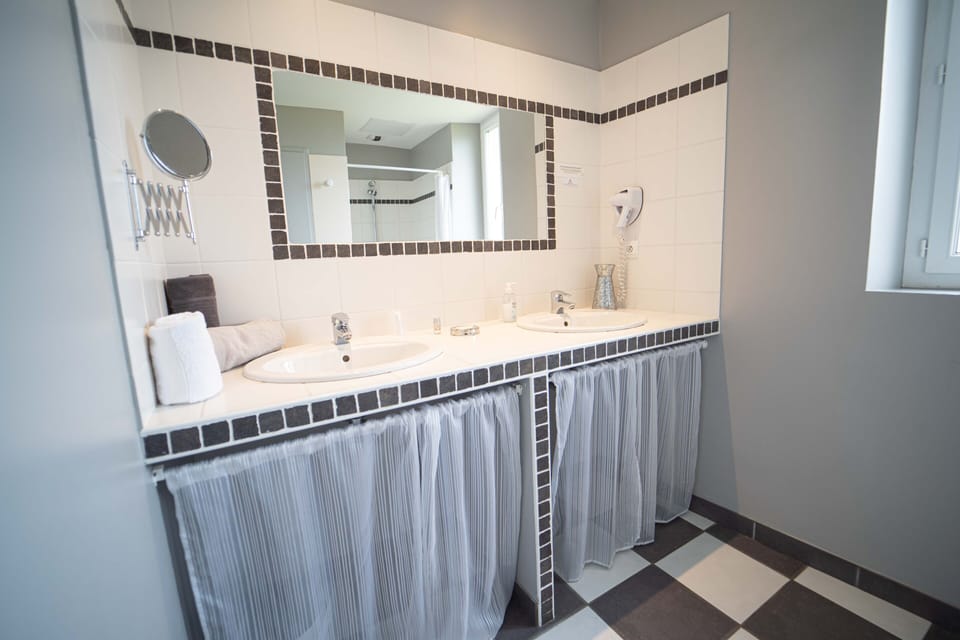 Superior Double Room (Ciné Paradiso) | Bathroom | Free toiletries, hair dryer, towels, soap