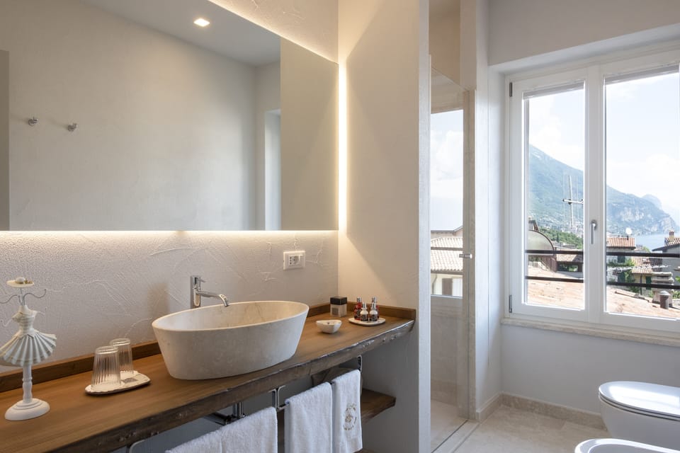 Superior Room (Melograno) | Bathroom | Shower, rainfall showerhead, free toiletries, hair dryer