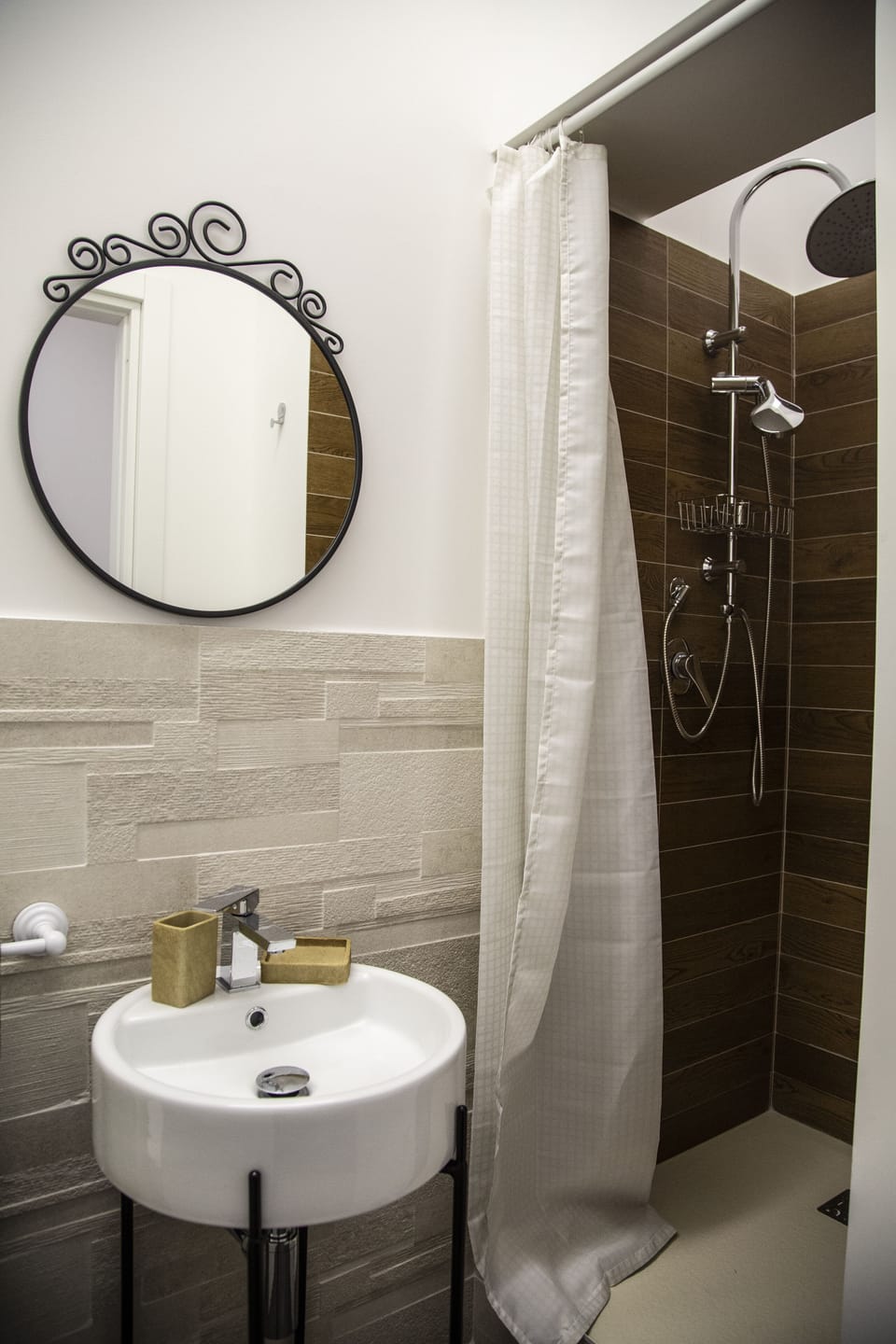 Suite, Balcony | Bathroom | Shower, free toiletries, hair dryer, bidet