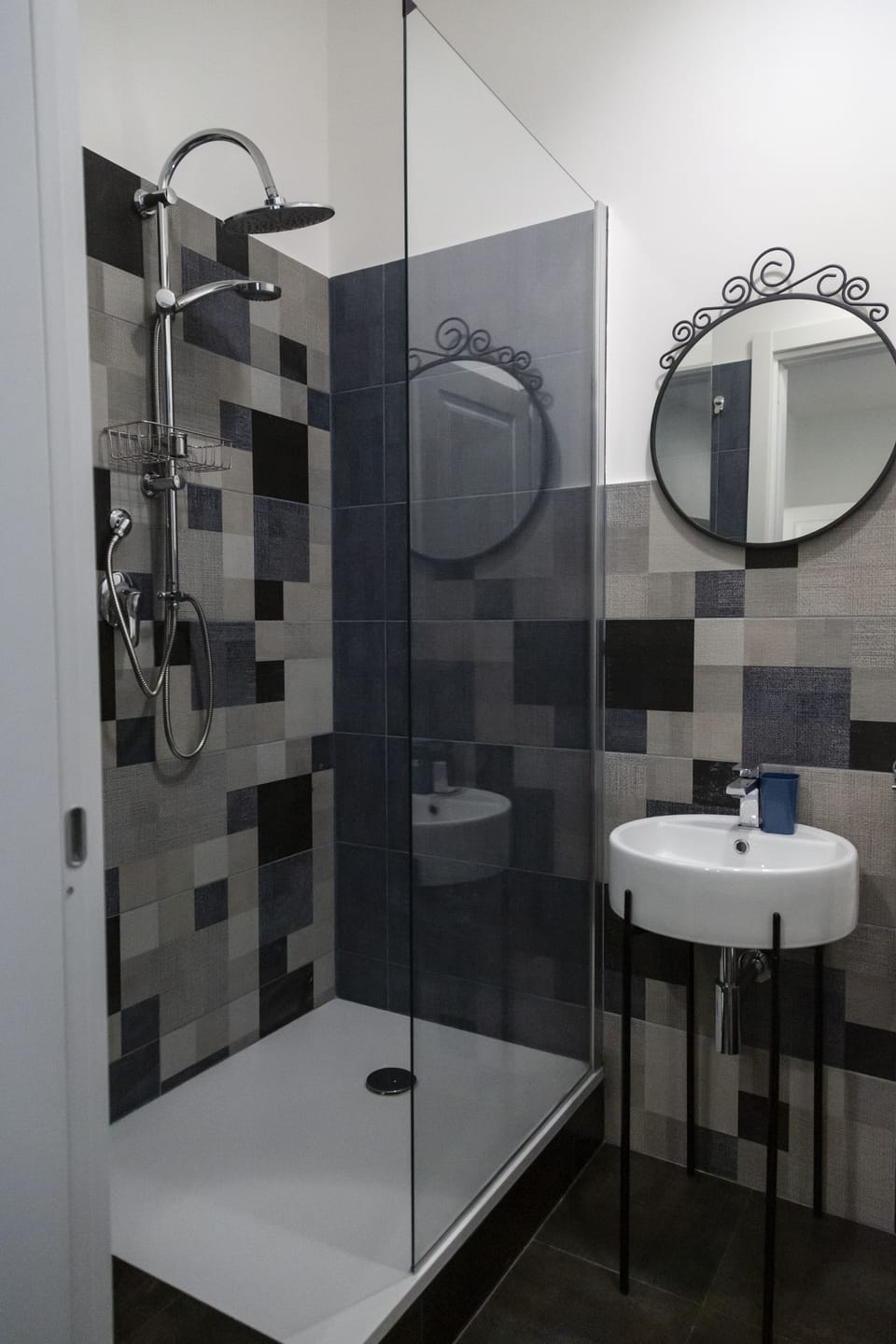 Double Room | Bathroom | Shower, free toiletries, hair dryer, bidet