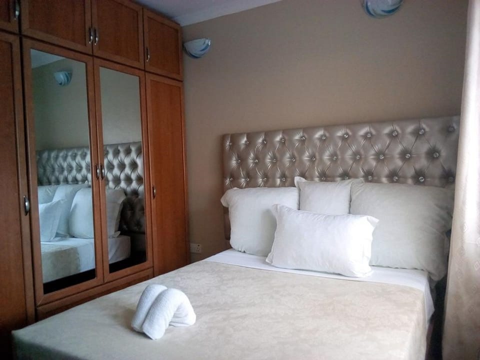 Minibar, desk, laptop workspace, free WiFi