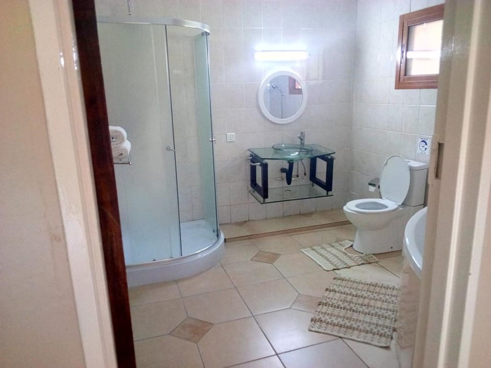 Separate tub and shower, free toiletries, hair dryer, towels