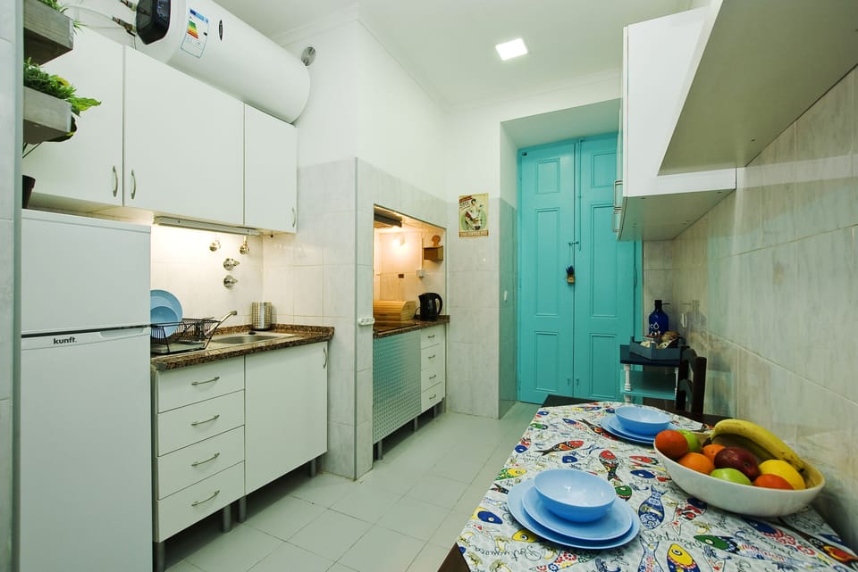 Shared fridge, microwave, stovetop, cookware/dishes/utensils