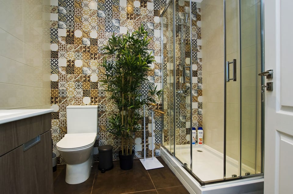 Deluxe Quadruple Room  with private toilet | Bathroom | Hair dryer, towels, soap, shampoo