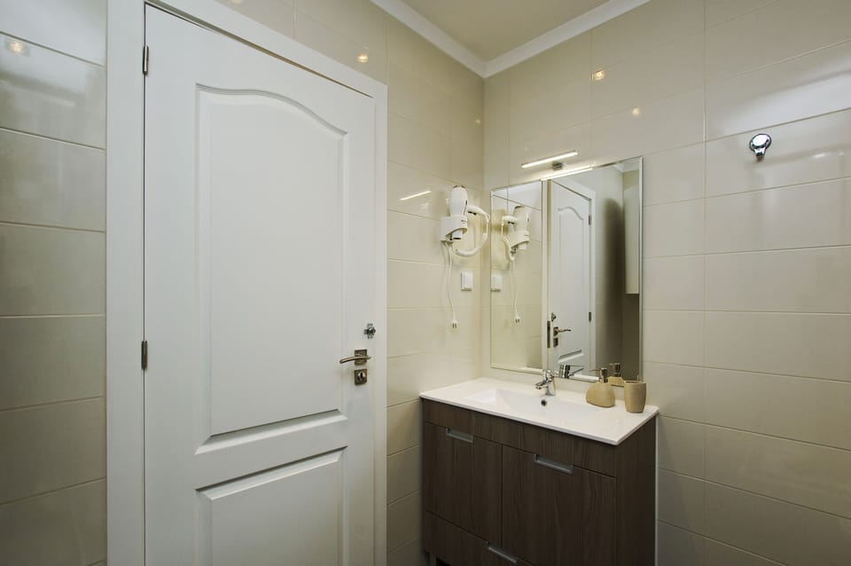 C&O Guest House Alcântara-Lisbon Bed and Breakfast in Lisbon