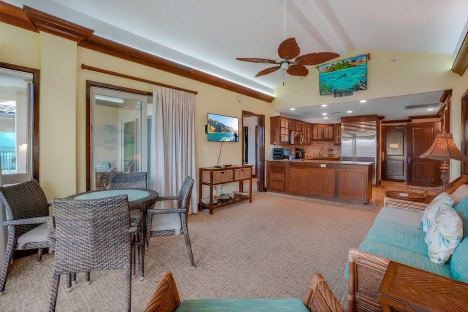 Living Area with lanai access