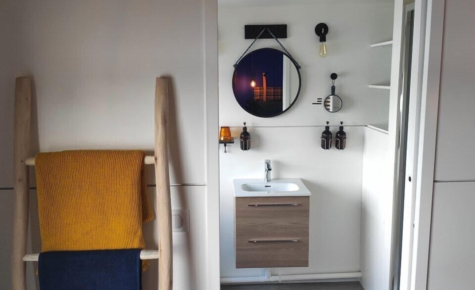 Bathroom sink