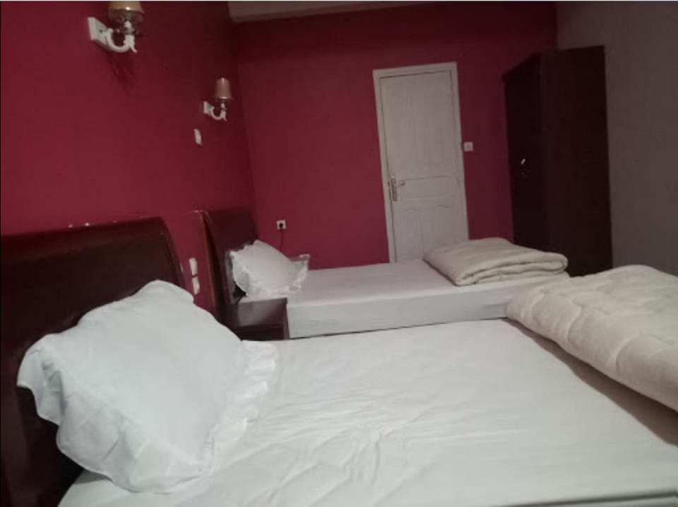 Triple Room | Desk, WiFi (free), bed sheets