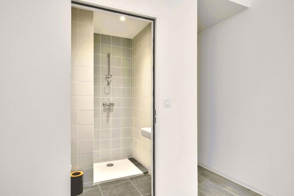 Soundproofing, free WiFi, bed sheets