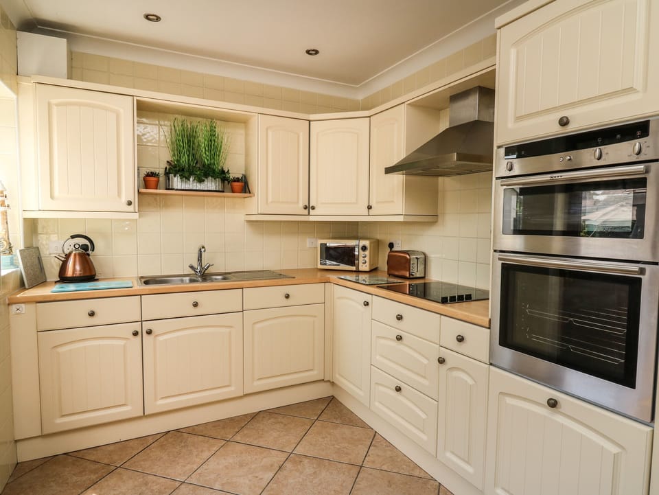 Dishwasher, cookware/dishes/utensils