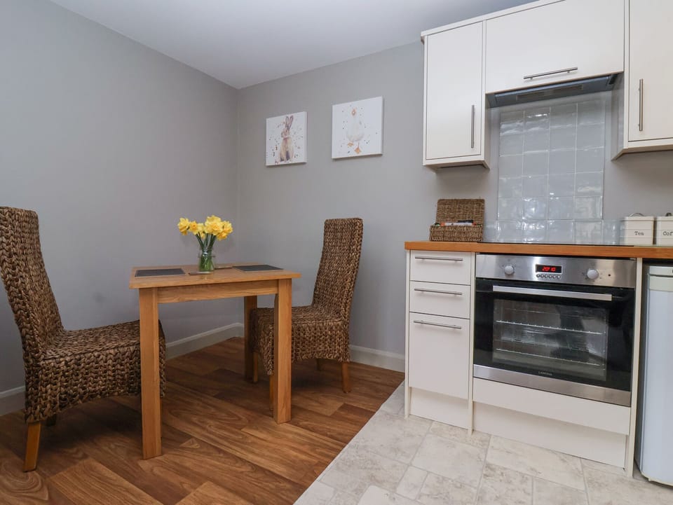 Cottage | Private kitchen | Dishwasher, cookware/dishes/utensils
