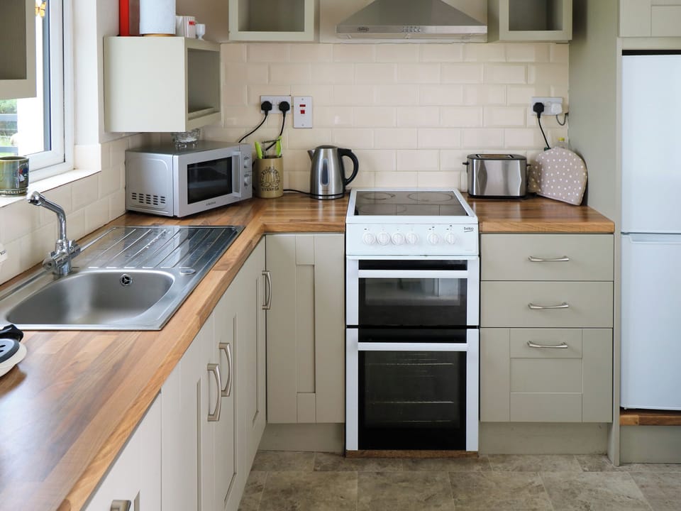 Cottage | Private kitchen | Dishwasher, cookware/dishes/utensils