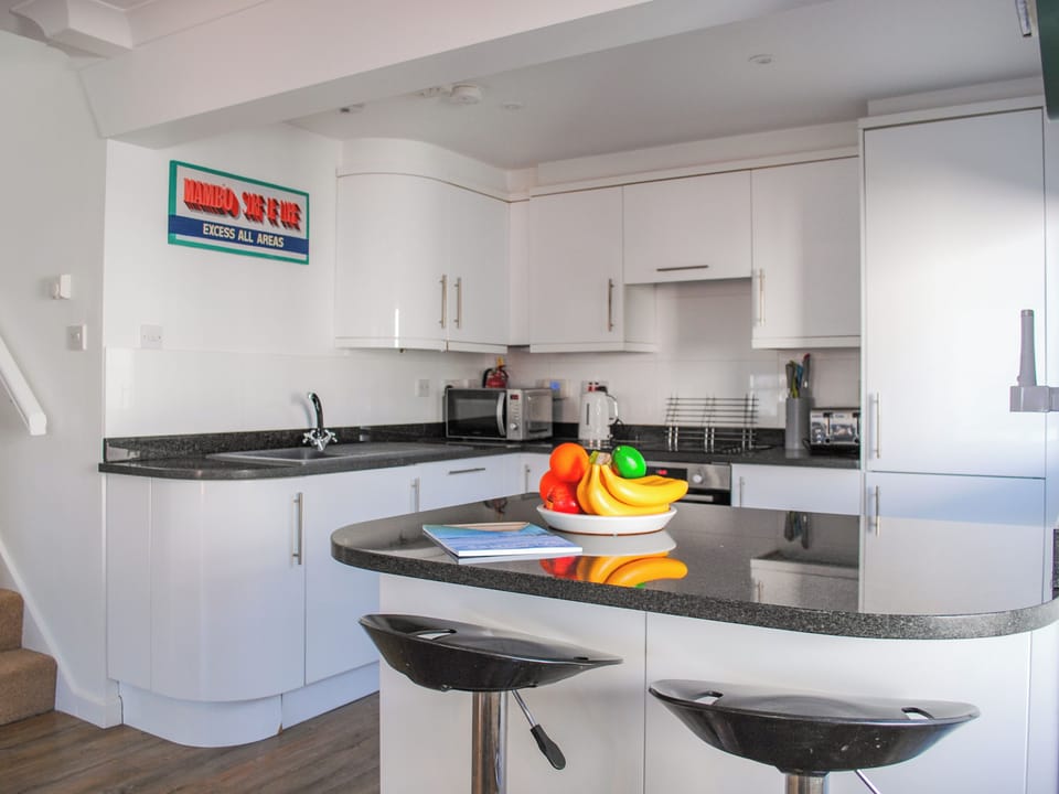 Cottage | Private kitchen | Dishwasher, cookware/dishes/utensils