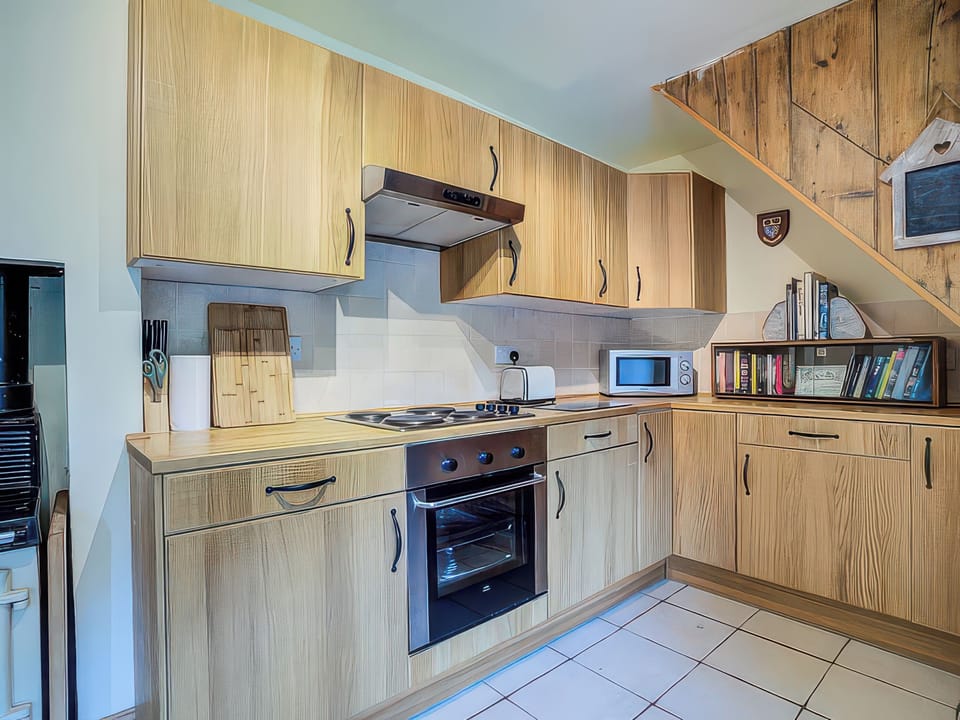 Fridge, dishwasher, cookware/dishes/utensils