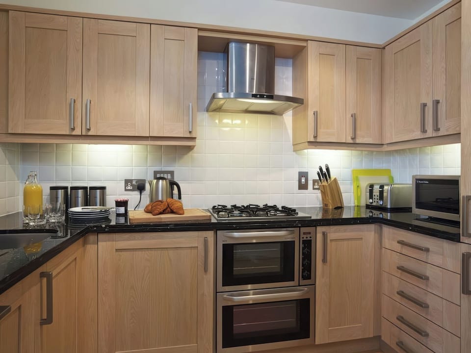 Cottage | Private kitchen | Dishwasher, cookware/dishes/utensils