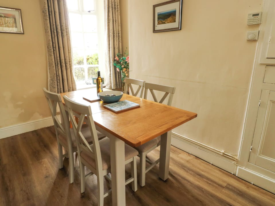 Cottage | Dining