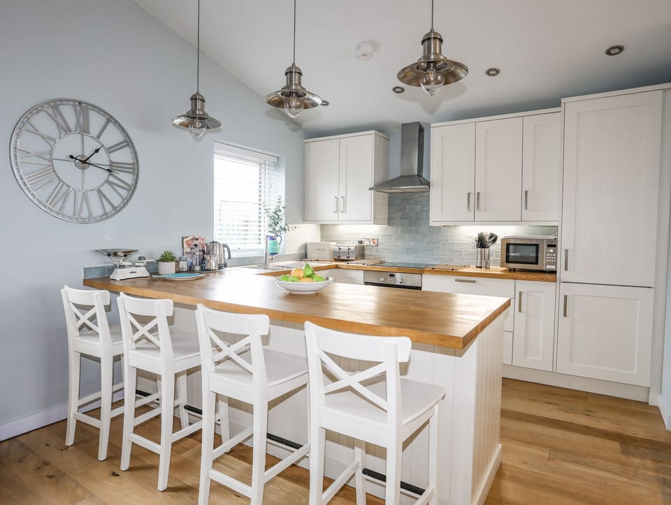 Cottage | Private kitchen | Dishwasher, cookware/dishes/utensils