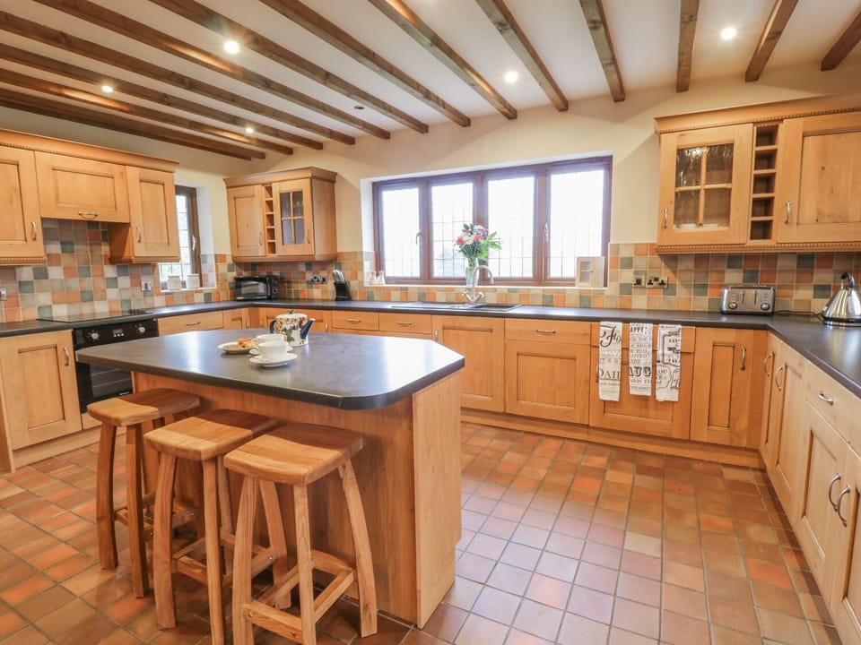 Cottage | Private kitchen | Dishwasher, cookware/dishes/utensils