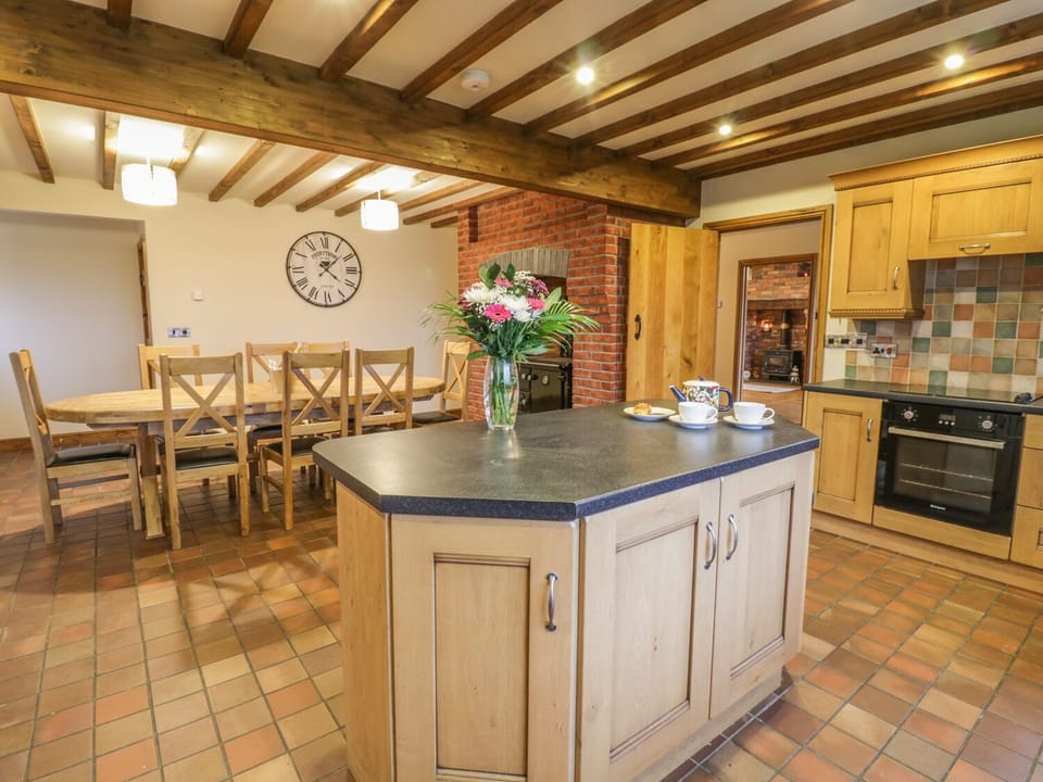 Cottage | Private kitchen | Dishwasher, cookware/dishes/utensils