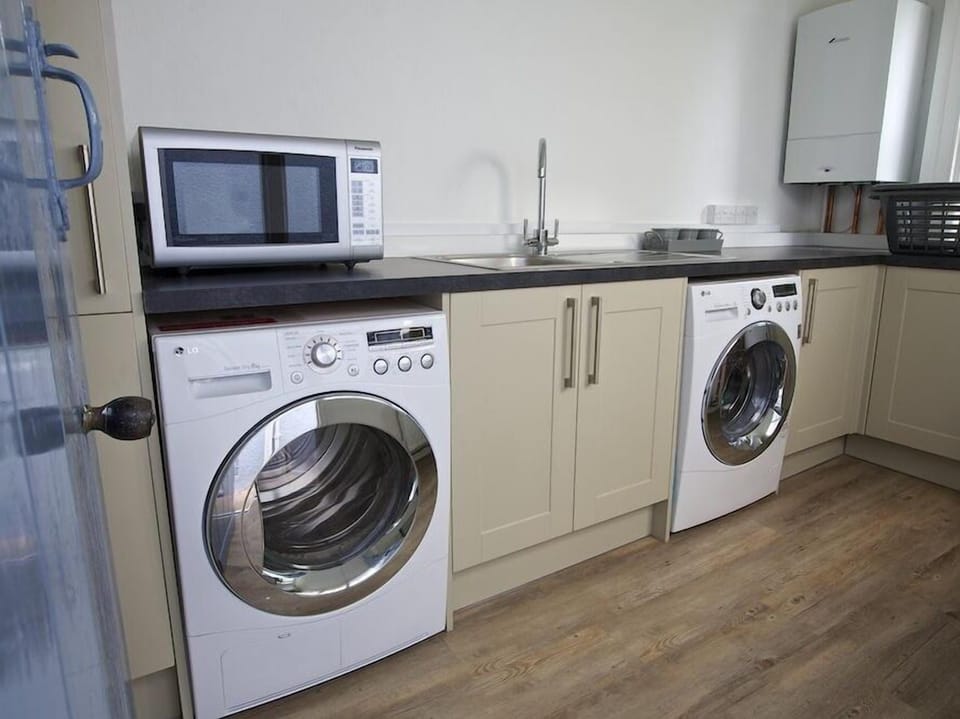 Cottage | Private kitchen | Dishwasher, cookware/dishes/utensils