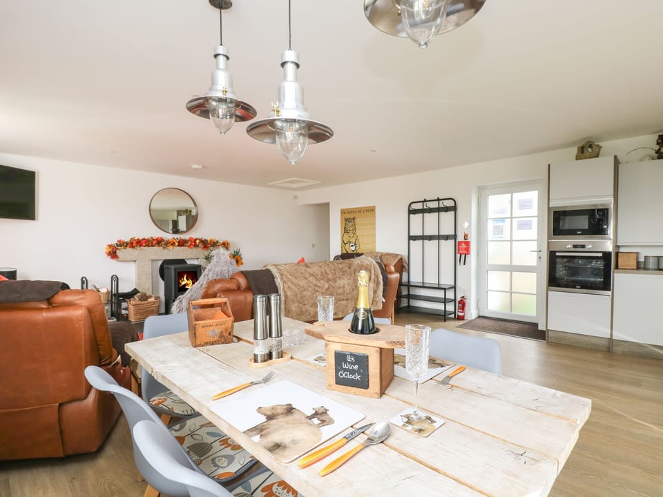 Cottage | Private kitchen | Dishwasher, cookware/dishes/utensils