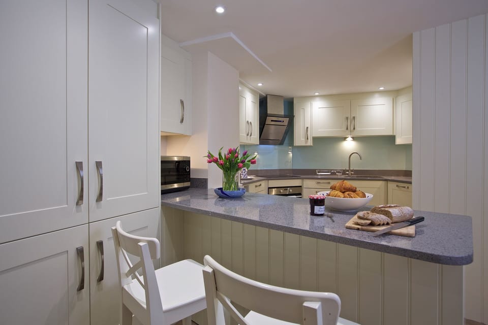 Cottage | Private kitchen | Dishwasher, cookware/dishes/utensils