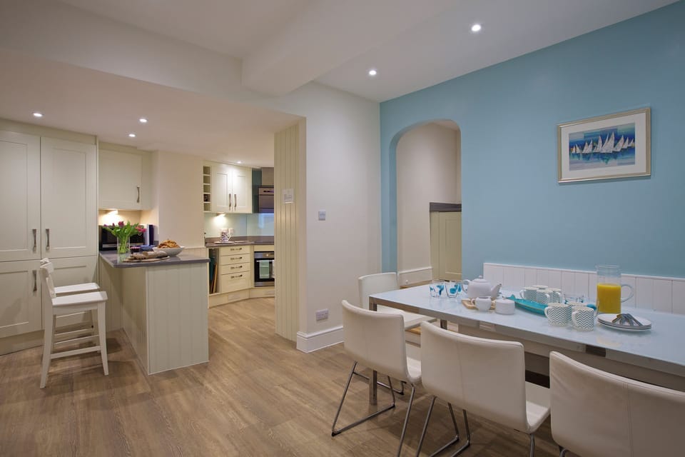 Cottage | Dining