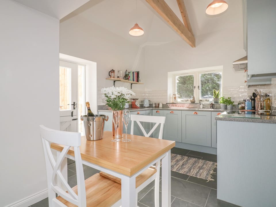 Cottage | Private kitchen | Dishwasher, cookware/dishes/utensils